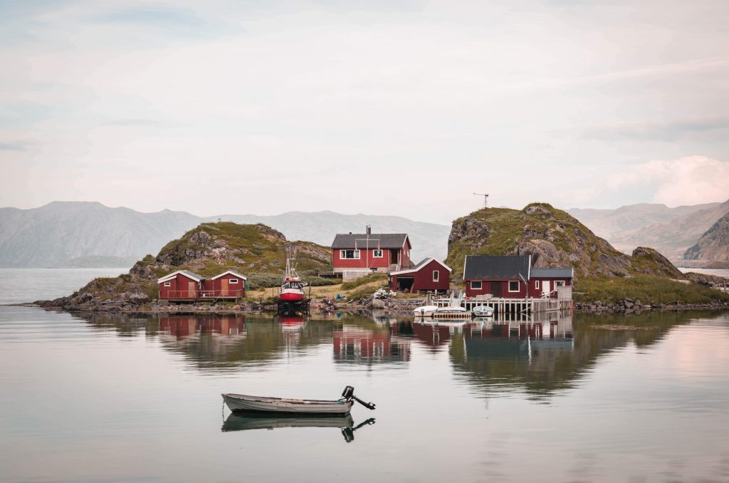 photo de maisons typiques norvégiennes
